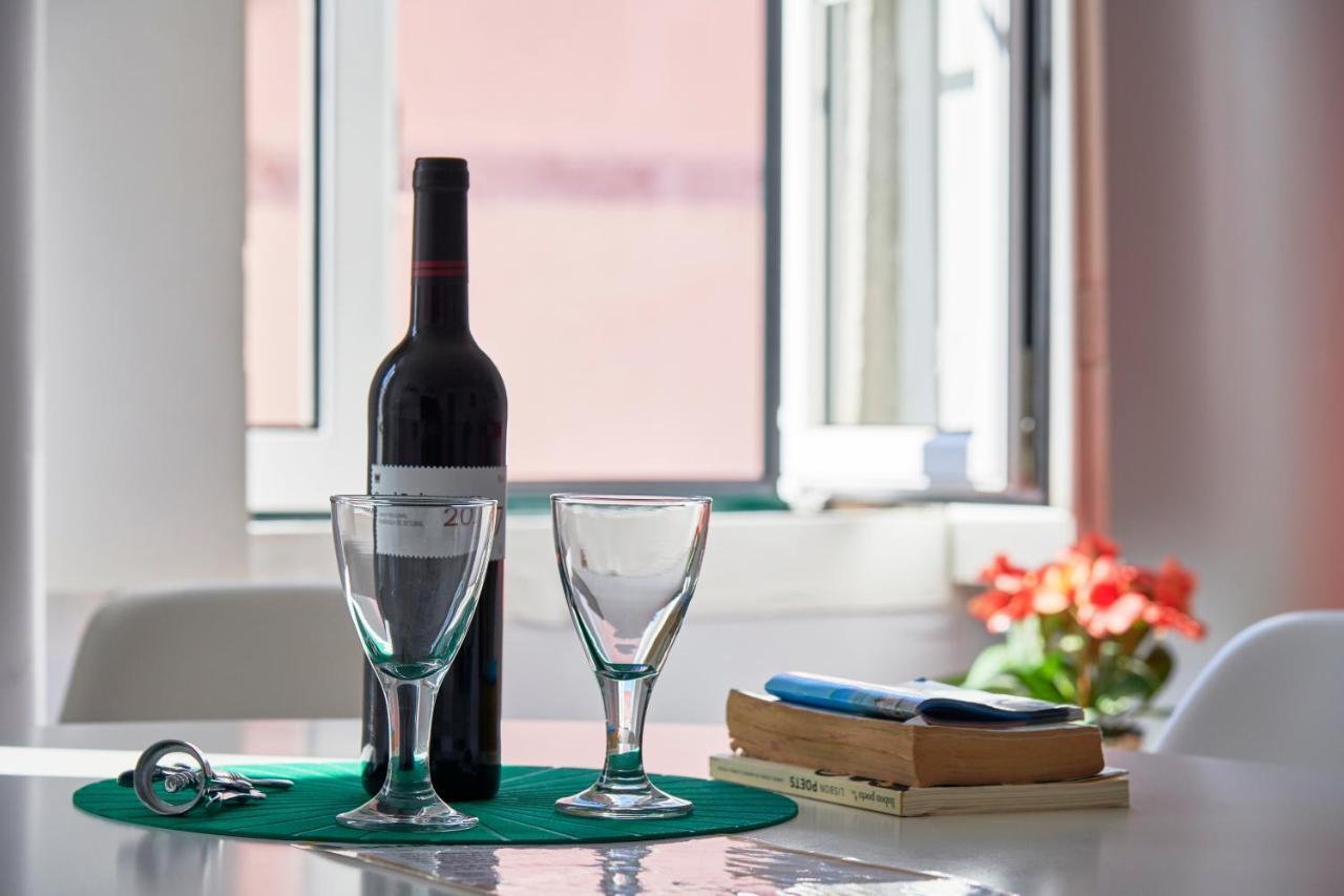 Aesthetic Riverview Apartment In Historical Lisbon Bagian luar foto