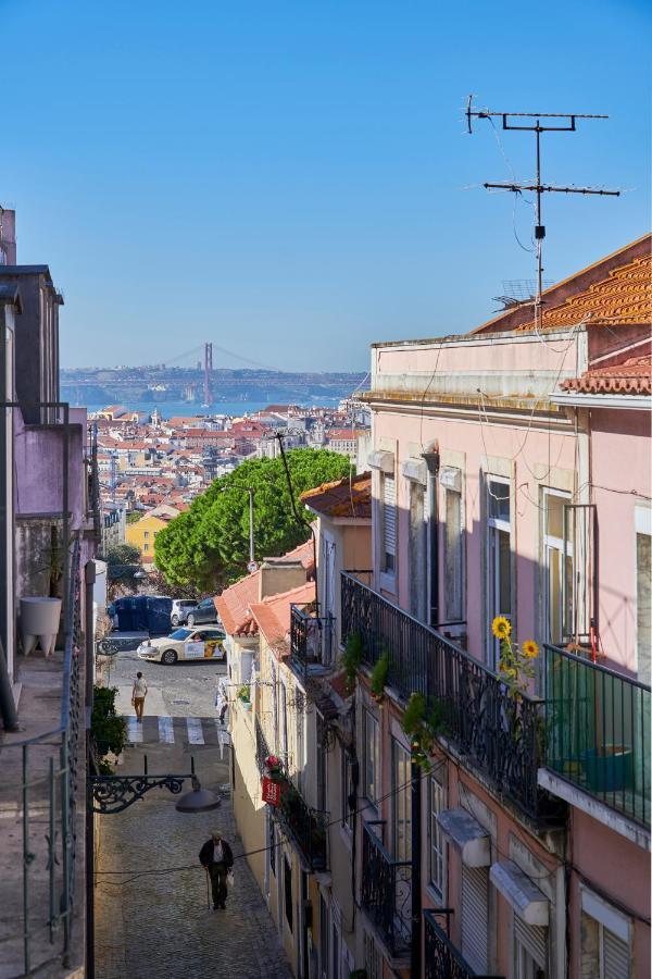 Aesthetic Riverview Apartment In Historical Lisbon Bagian luar foto